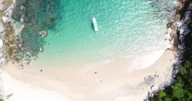Santa Cruz Huatulco Körfezi üzerindeki İHA uçuşu güneşli bir günde Oaxaca, Meksika 'da