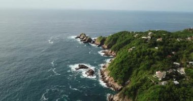Santa Cruz Huatulco Körfezi üzerindeki İHA uçuşu güneşli bir günde Oaxaca, Meksika 'da