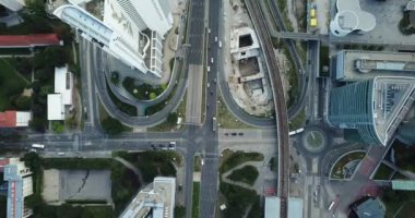Avusturya, Viyana 'daki modern binalarla trafiğin üzerinde insansız hava aracı uçuşu