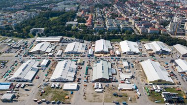 Münih, Almanya 'da Ekim Festivali çadır inşaatının hava manzarası