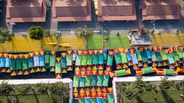Trajineras Xochimilco 'nun hava manzarası, Mexico City' de tekne turları olan bir kanaldaki turizm alanı.