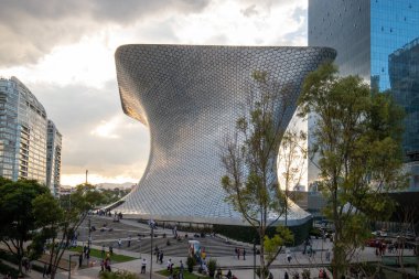 Soumaya Müzesi, geniş bir sanat koleksiyonu barındıran eğri büğrü bir bina.