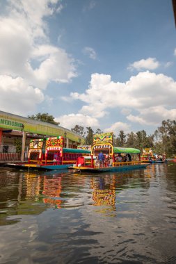 Trajineras Xochimilco, Meksika 'da tekne turları ve mariachi müziğiyle dolu bir kanalın turistik bölgesi.