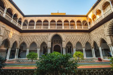 Sevilla Alcazar 'ın ana avlusunda yansıyan gölet ve İspanya' daki batık bahçeler.