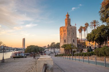 Torre del Oro, Sevilla, İspanya 'daki savunma kulesi.