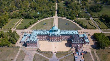 Potsdam, Almanya 'daki Sanssouci Parkı' ndaki Yeni Potsdam Sarayı 'nın hava manzarası