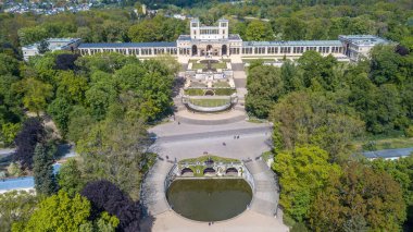Almanya 'nın Potsdam kentindeki Sanssouci Parkı' ndaki Orangerie Sarayı 'nın hava manzarası