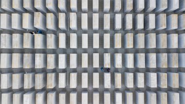 Büyük bir labirent şeklinde Yahudi Soykırımı kurbanlarının anıtının havadan görünüşü.