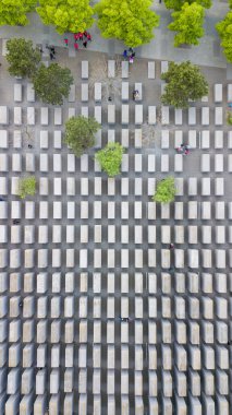 Büyük bir labirent şeklinde Yahudi Soykırımı kurbanlarının anıtının havadan görünüşü.