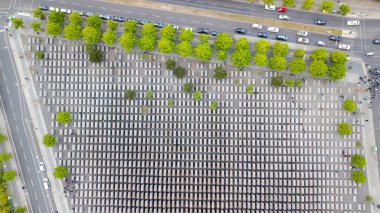 Büyük bir labirent şeklinde Yahudi Soykırımı kurbanlarının anıtının havadan görünüşü.