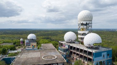 Berlin, Almanya 'daki Teufelsberg (DDR tarihi) casus istasyonunun hava görüntüsü