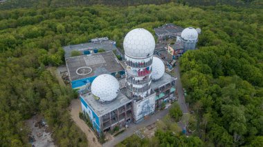Berlin, Almanya 'daki Teufelsberg (DDR tarihi) casus istasyonunun hava görüntüsü