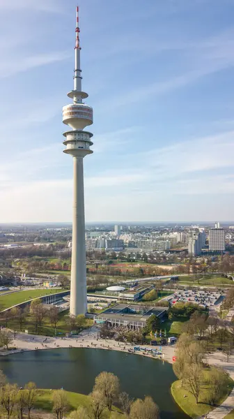 Münih, Almanya 'da güneşli bir günde Olympic Park' ın hava manzarası