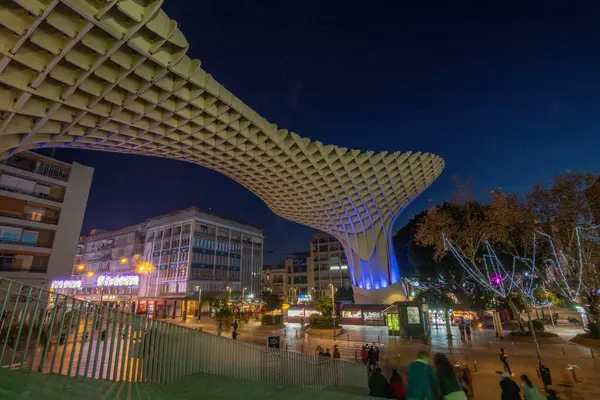 Geceleri İspanya 'nın Seville şehrinde Metropol Şemsiyesinin ahşap yapısı