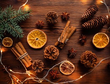Kış düz eşyalar: kozalaklar, tarçın çubukları, kurutulmuş oran