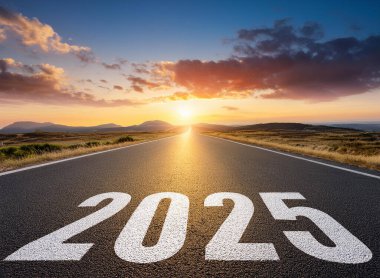 Yeni yıl 2025. Metin 2025 gün batımında asfalt yolun ortasında yazılmış..