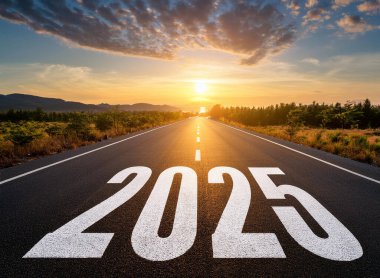 Yeni yıl 2025. Metin 2025 gün batımında asfalt yolun ortasında yazılmış..