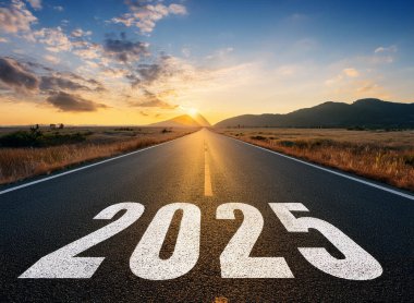 Yeni yıl 2025. Metin 2025 gün batımında asfalt yolun ortasında yazılmış..