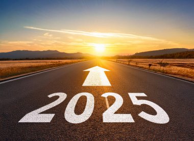 Yeni yıl 2025. Metin 2025 gün batımında asfalt yolun ortasında yazılmış..