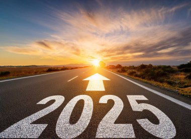 Yeni yıl 2025. Metin 2025 gün batımında asfalt yolun ortasında yazılmış..