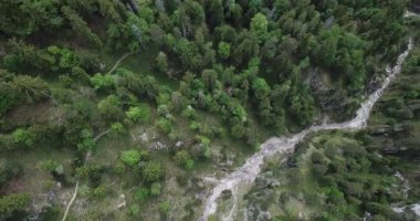 Hava görüntüsü, Hoher Ziegspitz üzerinde İHA uçuşu, Almanya Bayern 'deki dağlar.