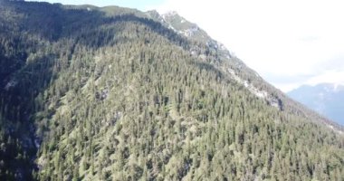 Hava görüntüsü, Hoher Ziegspitz üzerinde İHA uçuşu, Almanya Bayern 'deki dağlar.