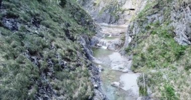 Hava görüntüsü, Hoher Ziegspitz üzerinde İHA uçuşu, Almanya Bayern 'deki dağlar.