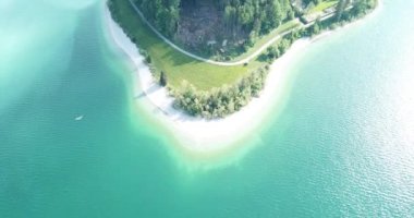 Hava manzarası, Walchensee üzerinde insansız hava aracı uçuşu, Almanya Bayern 'deki güzel Alp Gölü..