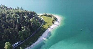 Hava manzarası, Walchensee üzerinde insansız hava aracı uçuşu, Almanya Bayern 'deki güzel Alp Gölü..