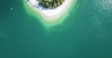 Hava manzarası, Walchensee üzerinde insansız hava aracı uçuşu, Almanya Bayern 'deki güzel Alp Gölü..