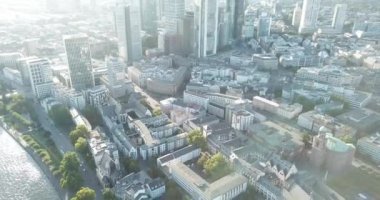 Frankfurt, Almanya - 20 Eylül 2020: Ana Nehir üzerinde insansız hava aracı uçağı, gün batımında şehir manzarası.