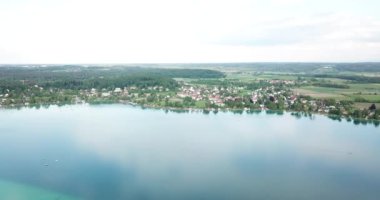 Hava manzarası, Worthsee üzerinde İHA uçuşu, Almanya Bayern 'de küçük rıhtımı olan güzel bir göl..