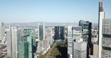 Frankfurt, Almanya - 20 Eylül 2020: Ana Nehir üzerinde insansız hava aracı uçağı, gün batımında şehir manzarası.