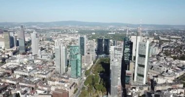 Frankfurt, Almanya - 20 Eylül 2020: Ana Nehir üzerinde insansız hava aracı uçağı, gün batımında şehir manzarası.