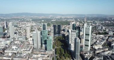 Frankfurt, Almanya - 20 Eylül 2020: Ana Nehir üzerinde insansız hava aracı uçağı, gün batımında şehir manzarası.