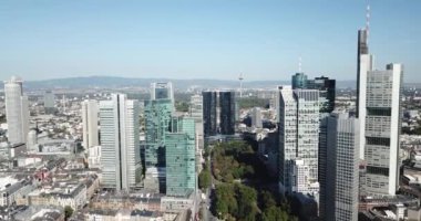 Frankfurt, Almanya - 20 Eylül 2020: Ana Nehir üzerinde insansız hava aracı uçağı, gün batımında şehir manzarası.