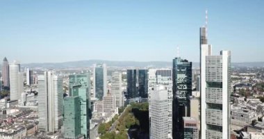 Frankfurt, Almanya - 20 Eylül 2020: Ana Nehir üzerinde insansız hava aracı uçağı, gün batımında şehir manzarası.