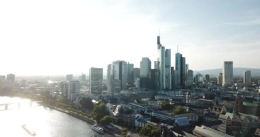 Frankfurt, Almanya - 20 Eylül 2020: Ana Nehir üzerinde insansız hava aracı uçağı, gün batımında şehir manzarası.