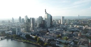 Frankfurt, Almanya - 20 Eylül 2020: Ana Nehir üzerinde insansız hava aracı uçağı, gün batımında şehir manzarası.