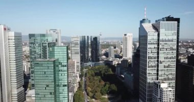 Frankfurt, Almanya - 20 Eylül 2020: Ana Nehir üzerinde insansız hava aracı uçağı, gün batımında şehir manzarası.