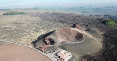 Hava manzarası, Etna Ulusal Parkı üzerinde İHA uçuşu, Sicilya, İtalya 'daki volkanik manzarası