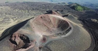 Hava manzarası, Etna Ulusal Parkı üzerinde İHA uçuşu, Sicilya, İtalya 'daki volkanik manzarası