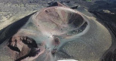 Hava manzarası, Etna Ulusal Parkı üzerinde İHA uçuşu, Sicilya, İtalya 'daki volkanik manzarası