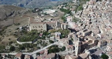 Hava görüntüsü, Caccamo üzerinde İHA uçuşu, Sicilya, İtalya 'da dağları olan tepenin üzerindeki kasaba..