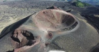 Hava manzarası, Etna Ulusal Parkı üzerinde İHA uçuşu, Sicilya, İtalya 'daki volkanik manzarası