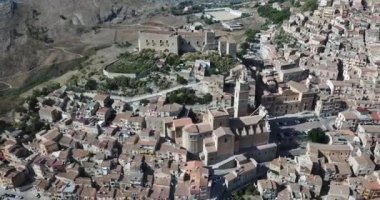 Hava görüntüsü, Caccamo üzerinde İHA uçuşu, Sicilya, İtalya 'da dağları olan tepenin üzerindeki kasaba..