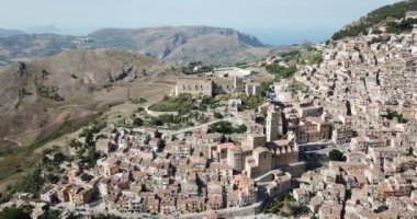 Hava görüntüsü, Caccamo üzerinde İHA uçuşu, Sicilya, İtalya 'da dağları olan tepenin üzerindeki kasaba..
