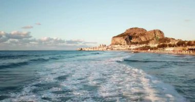Hava manzarası, Cefalu üzerinde İHA uçuşu, Sicilya, İtalya 'da güzel bir kasaba.