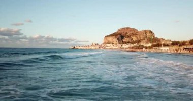 Hava manzarası, Cefalu üzerinde İHA uçuşu, Sicilya, İtalya 'da güzel bir kasaba.