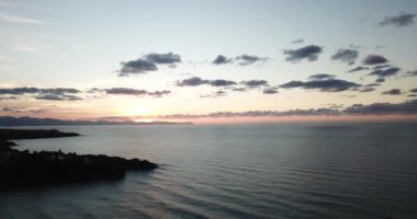 Sicilya, İtalya 'da güzel bir gün batımında deniz aşırı uçuşu.